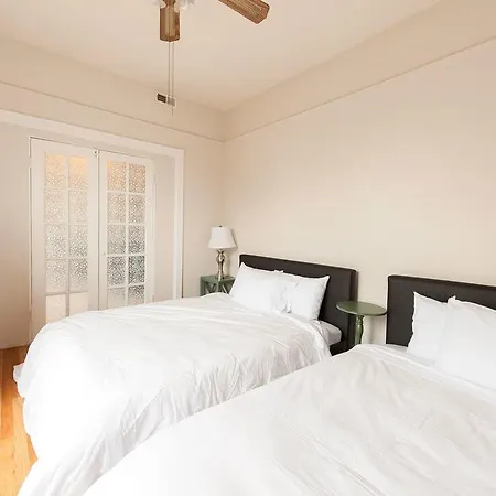 Three-bedroom On N Lincoln Avenue Apt 3e