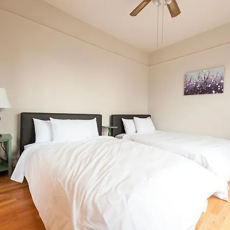 Apartment Three-bedroom On N Lincoln Avenue Apt 3e