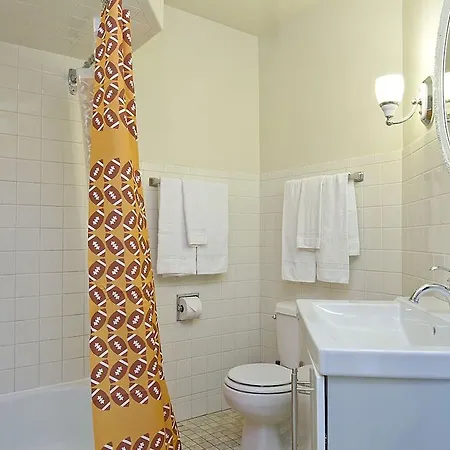 Apartment Six-bedroom On N Lincoln Avenue Apt 3