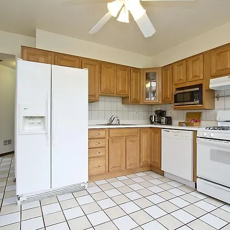 Six-bedroom On N Lincoln Avenue Apt 3 Apartment *