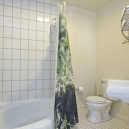 Six-bedroom On N Lincoln Avenue Apt 3 *