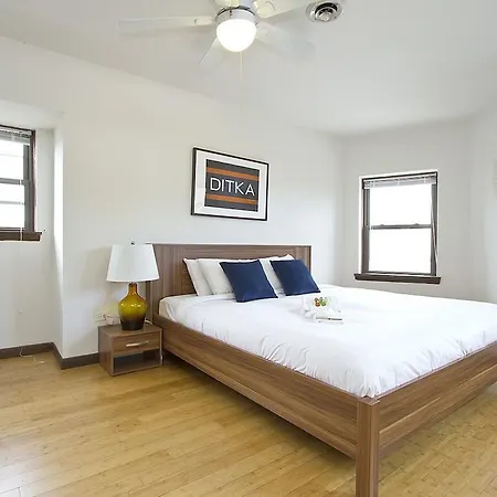 Six-bedroom On N Lincoln Avenue Apt 3