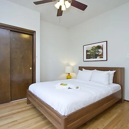 Apartment Six-bedroom On N Lincoln Avenue Apt 3
