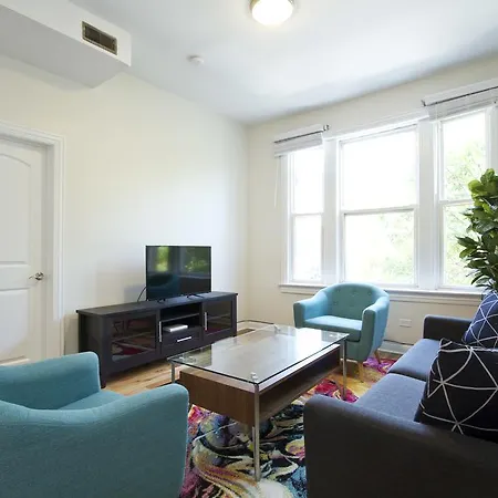 Three-bedroom On W Division Street Apt 2f Apartment *