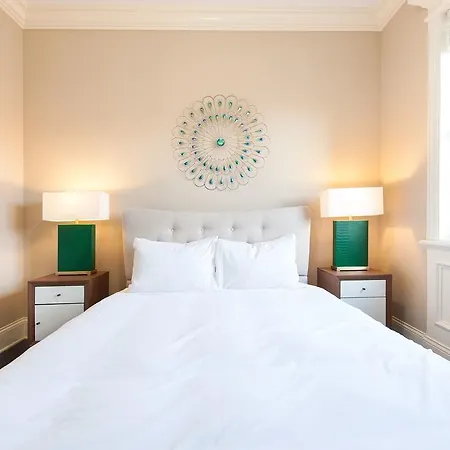 Three-bedroom On N Halsted Street Apt 4 *