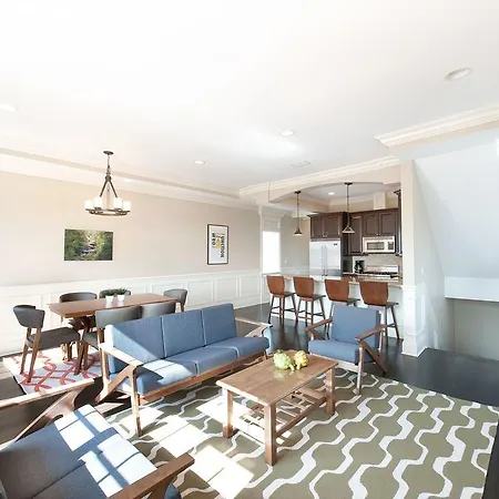 Apartment Three-bedroom On N Halsted Street Apt 4 *