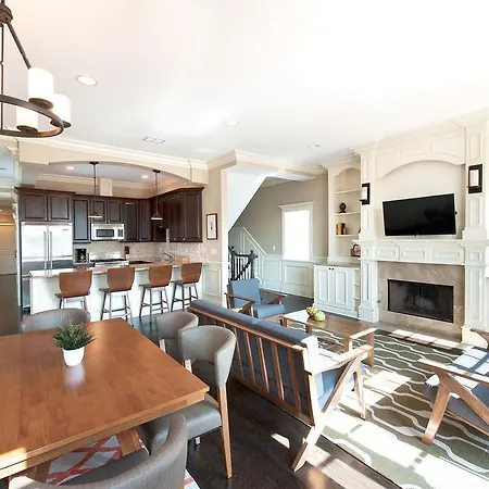 Three-bedroom On N Halsted Street Apt 4 *