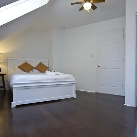 On W Belmont Avenue 1r Apartment