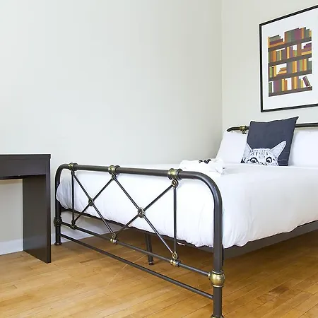 Two-bedroom On N Southport Avenue Apt 3b Apartment *