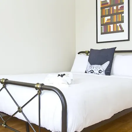 Apartment Two-bedroom On N Southport Avenue Apt 3b