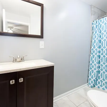 Five-bedroom On W Belmont Avenue Apt 3f
