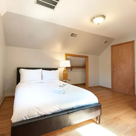 Five-bedroom On W Belmont Avenue Apt 3f *
