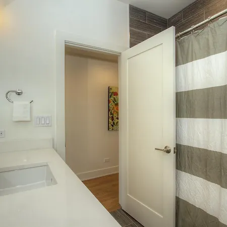 Aparthotel On N Southport Avenue *