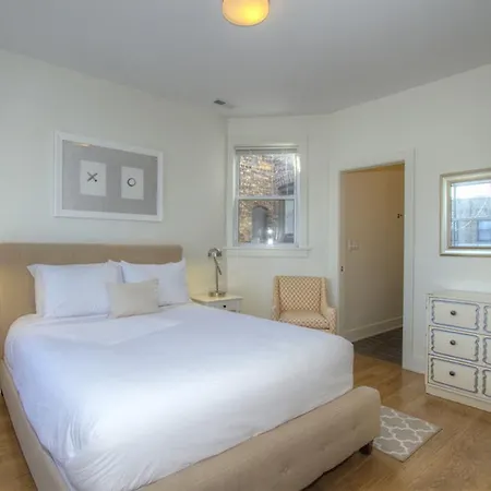Aparthotel On N Southport Avenue *