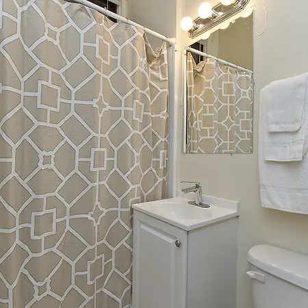 Four-bedroom On W Grace Street Apt 1e *