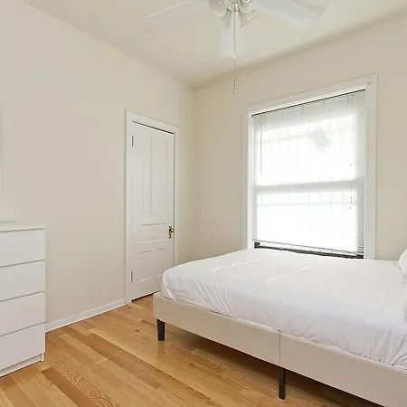Four-bedroom On W Grace Street Apt 1e Apartment Chicago