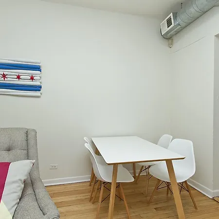 Four-bedroom On W Grace Street Apt 1e * Chicago
