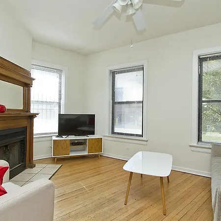 Four-bedroom On W Grace Street Apt 1e Apartment Chicago