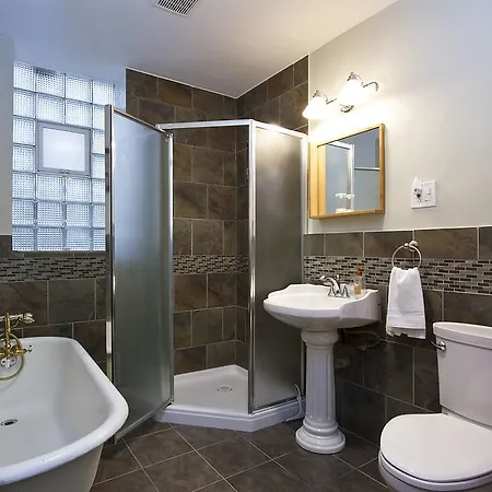 Three-bedroom On W Berwyn Avenue Apt 1