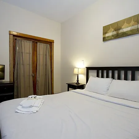 Three-bedroom On W Berwyn Avenue Apt 1 Apartment *