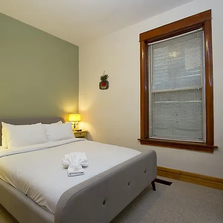 Three-bedroom On W Berwyn Avenue Apt 1 * Chicago