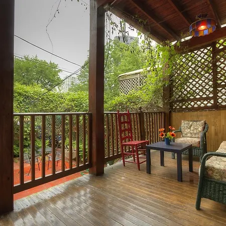 Apartment Three-bedroom On W Berwyn Avenue Apt 1 *