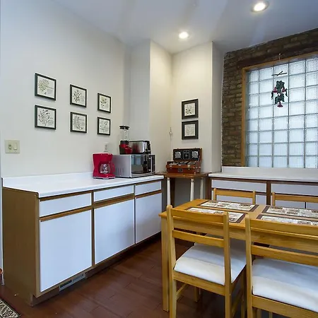 Apartment Three-bedroom On W Berwyn Avenue Apt 1 Chicago