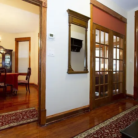 Apartment Three-bedroom On W Berwyn Avenue Apt 1