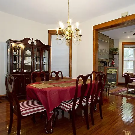 Three-bedroom On W Berwyn Avenue Apt 1 Apartment Chicago
