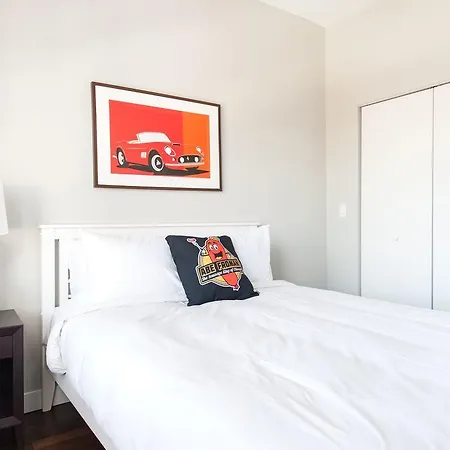 Three-bedroom On N Damen Avenue Apt 3e *