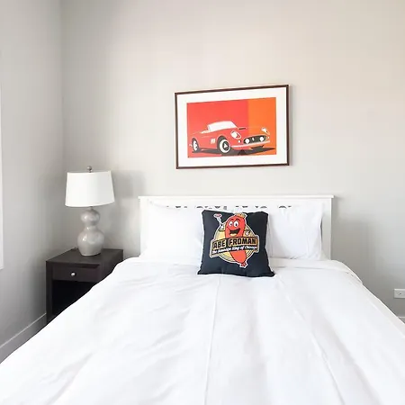 Three-bedroom On N Damen Avenue Apt 3e