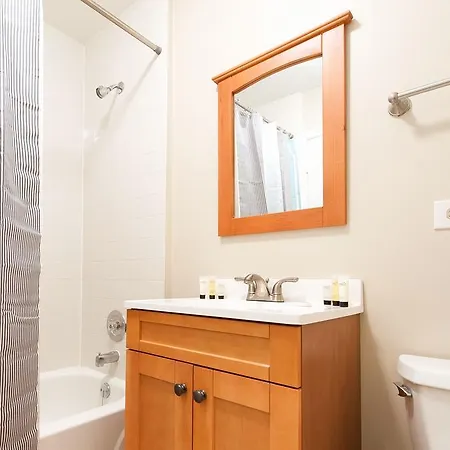 Two-bedroom On N Lincoln Avenue Apt 2r *
