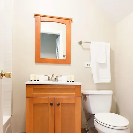 Apartment Two-bedroom On N Lincoln Avenue Apt 2r Chicago