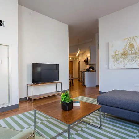 Three-bedroom On W Van Buren Street Apt 801 Apartment *