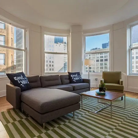 Apartment Three-bedroom On W Van Buren Street Apt 801