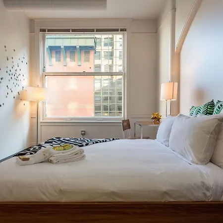 Three-bedroom On W Van Buren Street Apt 801 Apartment *