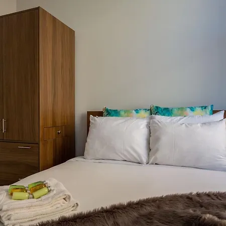 Three-bedroom On W Van Buren Street Apt 801 Apartment Chicago