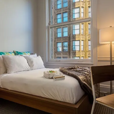 Three-bedroom On W Van Buren Street Apt 801 Chicago