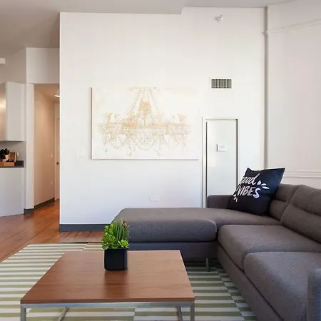 Three-bedroom On W Van Buren Street Apt 801 Apartment *