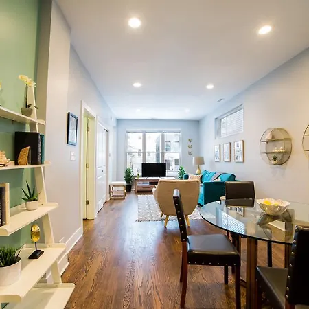 Two-bedroom On W Barry Avenue Apt 1f Chicago