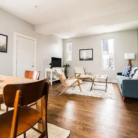 Three-bedroom On W Barry Avenue Apt 2r Apartment