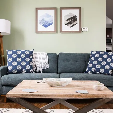 Apartment Three-bedroom On W Barry Avenue Apt 2r *