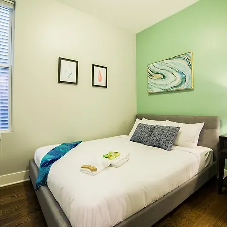 Two-bedroom On W Barry Avenue Apt 1f * Chicago