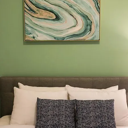 Aparthotel Two-bedroom On W Barry Avenue Apt 1f *