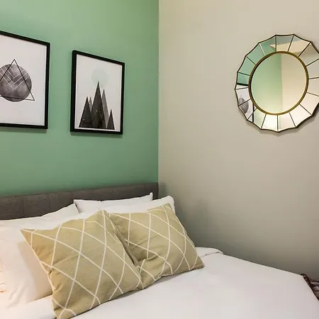 Aparthotel Two-bedroom On W Barry Avenue Apt 1f Chicago