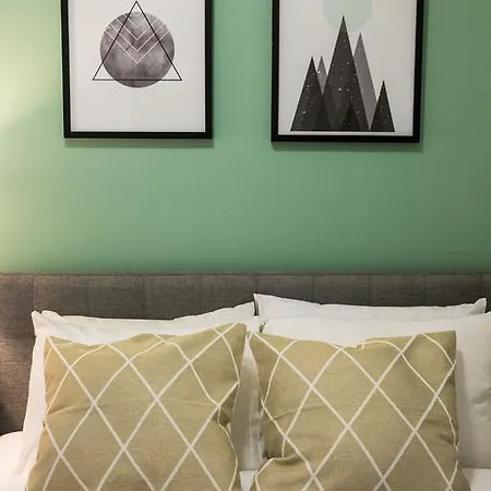 Two-bedroom On W Barry Avenue Apt 1f * Chicago
