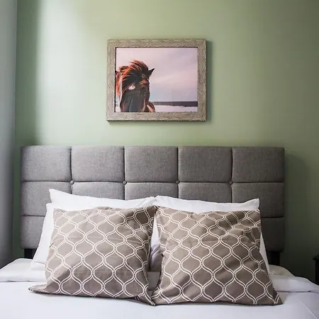 Apartment Three-bedroom On W Barry Avenue Apt 2r Chicago