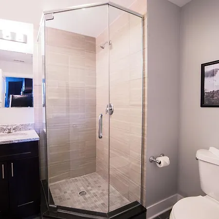 Three-bedroom On W Barry Avenue Apt 2r * Chicago