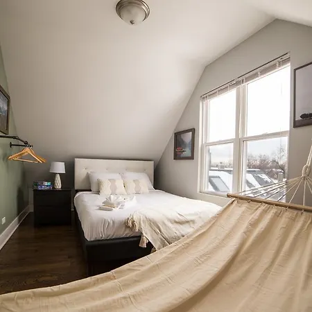 Three-bedroom On W Barry Avenue Apt 2r Apartment *