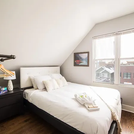 Three-bedroom On W Barry Avenue Apt 2r * Chicago